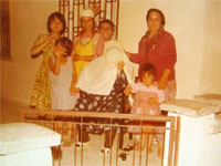 1977 Ku�adas� Hatice,birol,leyla, derya toz, s�heyla ve HALAM REF�G�L Y�Z�N� SAKLIYOR